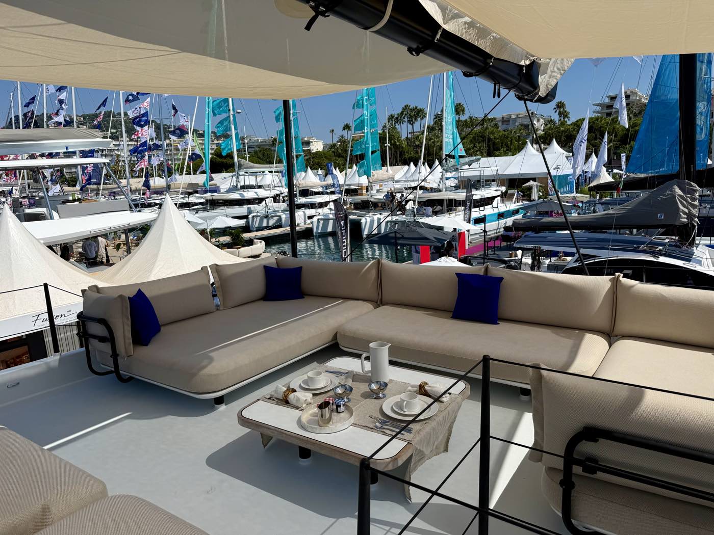 Cockpit aménagé d'un catamaran de grande croisière au Cannes Yachting Festival 2026