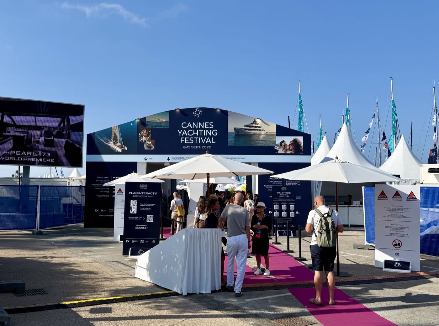 Entrée du Cannes Yachting Festival 2026 au Vieux Port de Cannes