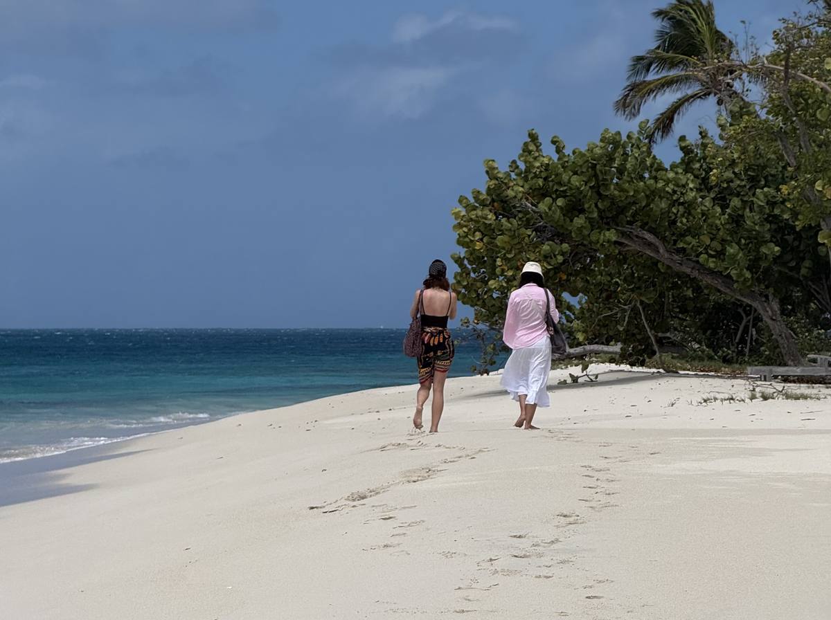 Escale du catamaran Outremer 45 sur une plage des Caraïbes